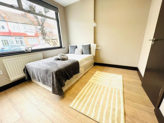 Room in a Shared Flat, Links Road, SW17 - Photo 1