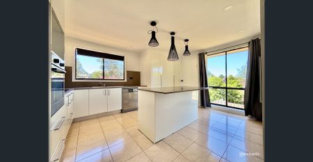 Charming Three-Bedroom Home in Ideal Location... - Photo 2