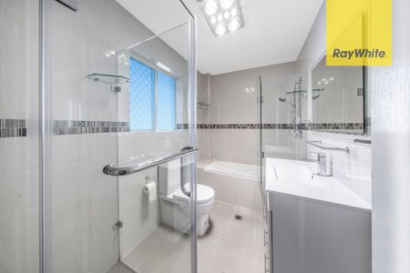 Modern 3 bedroom townhouse. Large, private, sunny courtyard. - Photo 3