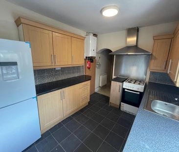 4 bedroom end of terrace house to rent - Photo 1