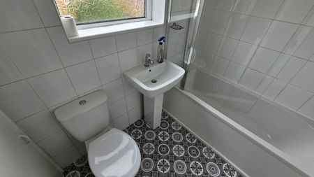 1 bed Apartment - To Let - Photo 4