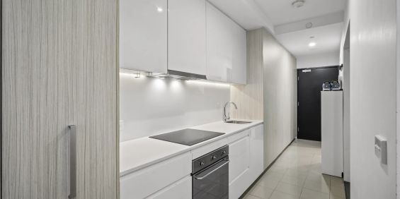 Sun-Drenched 1-Bedroom with Courtyard & Views in the Heart of Richmond - Photo 3