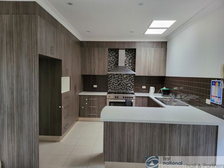 Spacious Townhouse - Photo 2