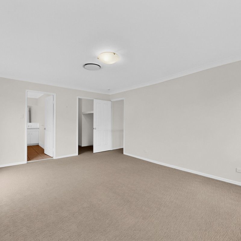 Spacious 5-Bedroom Family Home with Ducted Air and Media Room - Photo 1