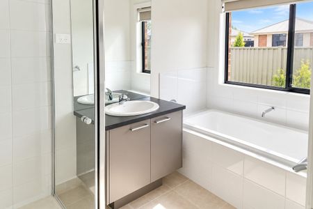 Modern 4 bedroom home in Mooroopna - Photo 5