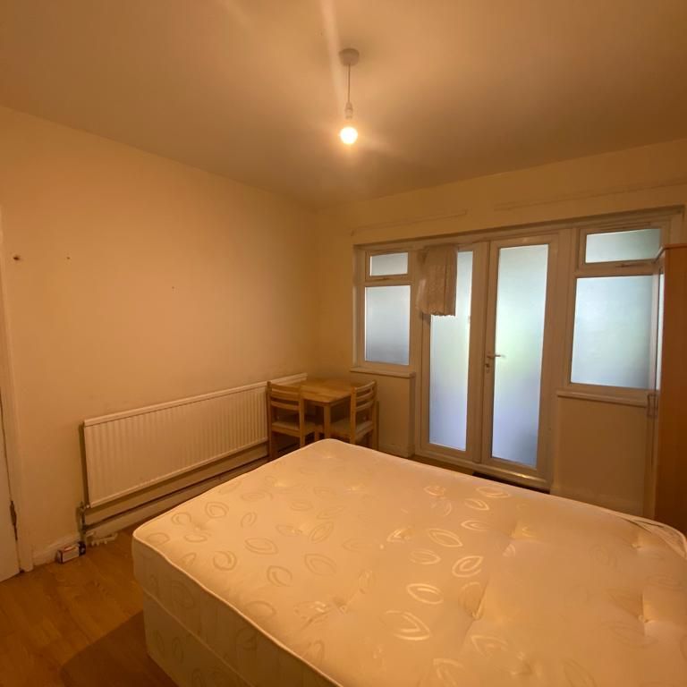 1 bedroom in a house share to rent - Photo 1