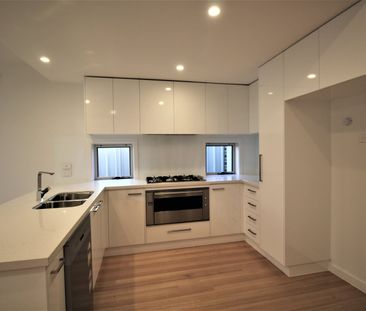 THREE BEDROOM TOWNHOUSE IN SOUGHT AFTER LOCATION! - Photo 6