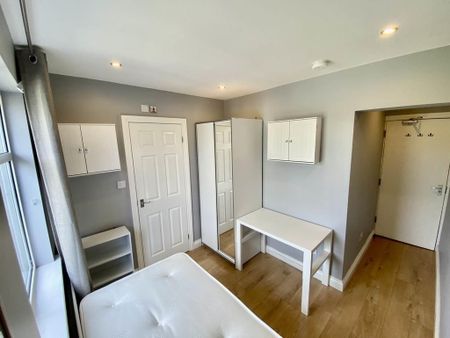 5 bedroom semi-detached house to rent - Photo 2