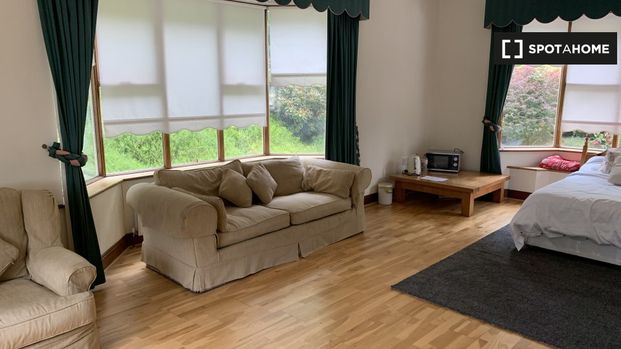 Room in shared 4-bed apt for rent in Rathmichael, Dublin - Photo 1