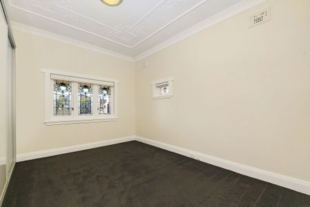 Charming Family Home - Photo 3