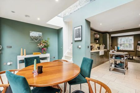 3 bedroom house in London - Photo 4