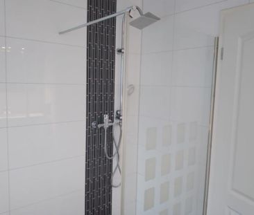 - EHNINGEN - Moderne 3-Zi.-Wohnung mit EBK, Fußbodenheizung, Stp - Photo 2