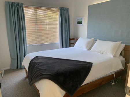 Spacious cottage in handy yet quiet spot close to town - Photo 3