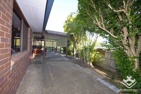 Peaceful home within 5 min to Shopping Centre and coveted schools - Photo 4