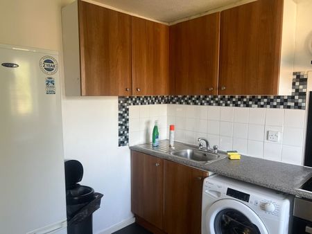 2 Bed Flat, Dunnock Road, E6 - Photo 4