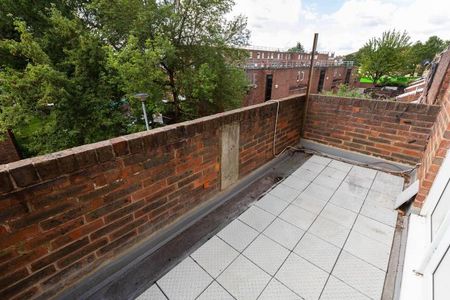 spacious split lever 3 bedroom with large balcony a short walk to underground - Photo 2