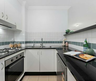 Spacious 3 Bedroom Courtyard Apartment! - Photo 6