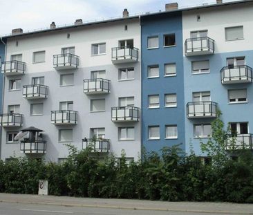 Schöner Wohnen: Renovierte 2,5 - Zimmer-Wohnung mit Balkon und Einb... - Foto 1