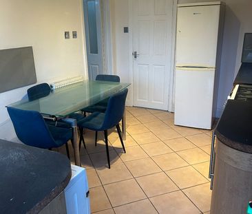 3 Bed Semi-Detached House, Neville Place, LS9 - Photo 6