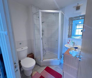 Two Bedroom two bathroom close to barking station - £1850 - Photo 6