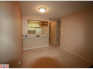 $1200 / 1br – 683ft2 – Spacious One Bedroom Condo in Queen Mary Park (Surrey) - Photo 2
