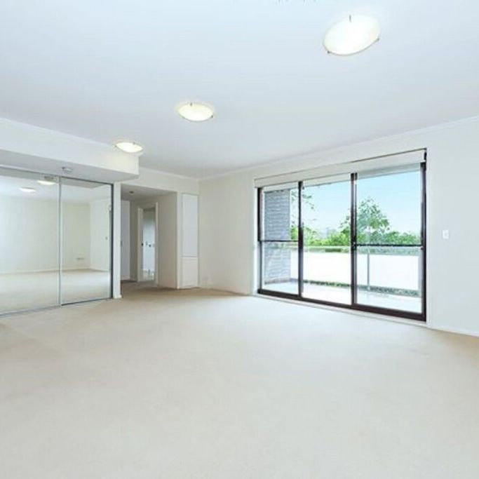 SPACIOUS 3 BEDS APARTMENT - Photo 1