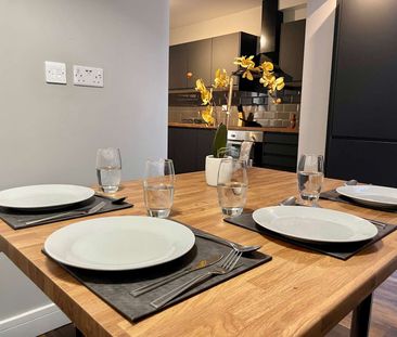 Queens Avenue Room 5 - Photo 1