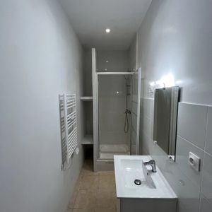 Location Appartement 2 pièces 42m² MARSEILLE 3ème - Photo 2