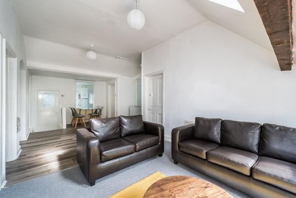 4 bedroom flat to rent - Photo 1