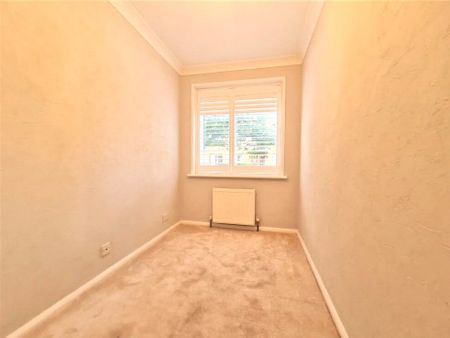 Dutch Barn Close, Stanwell, Staines-upon-Thames, Surrey, TW19 7NG - Photo 2