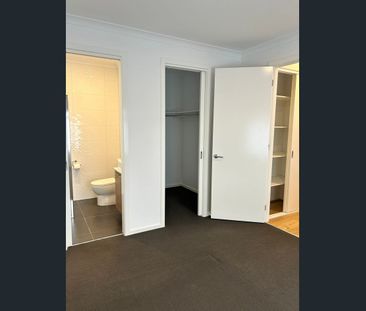 3 bedroom townhouse in quiet pocket of Albion - Photo 1