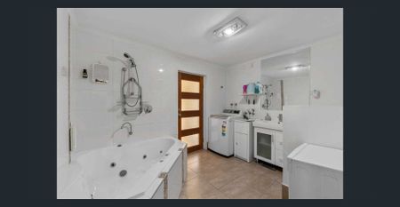 Large family or just need the space, this one is for you - Photo 4