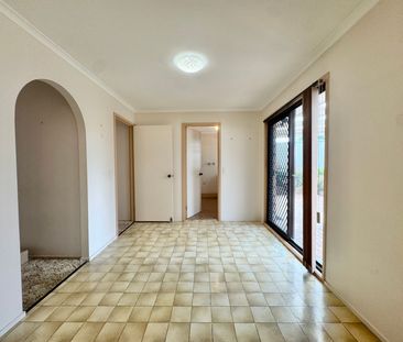 Comfortable 3-Bedroom Brick Home - Photo 3