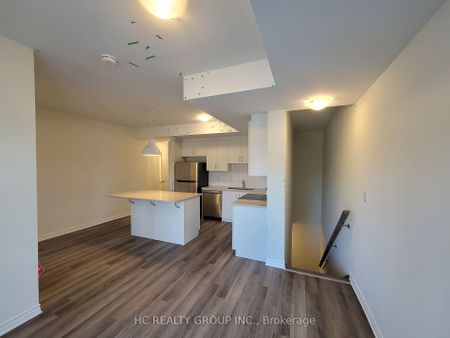 Condo Townhouse For Lease | E8121408 - Photo 3