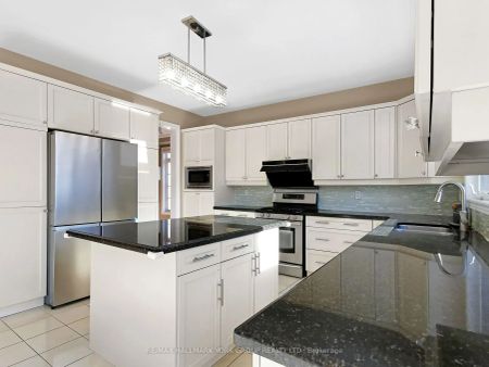 Detached Home For Lease | N9237268 - Photo 4