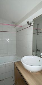 Location Appartement 2 pièces 46m² CARPENTRAS 84200 - Photo 3