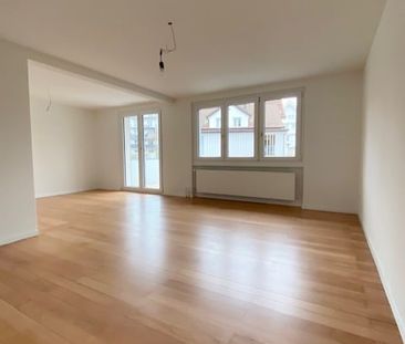 Luxeriöse sanierte 4,5 Zimmer Altbau Wohnung mit Balkon im Zentrum ... - Photo 1