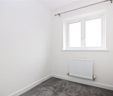 3 bedroom end of terrace house to rent - Photo 2