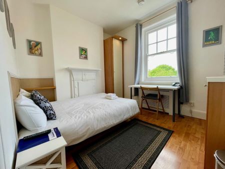 Flat 400 Fulham Palace Road, Fulham W6 9HH - Photo 2