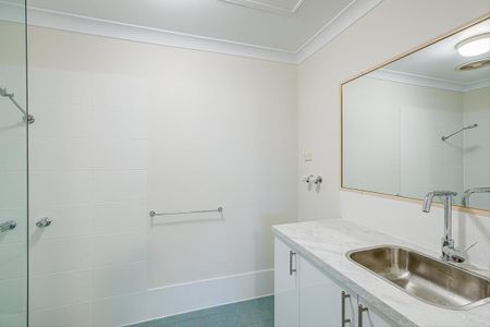 Quaint Unit Nestled In A Quiet Neighbourhood - Photo 4