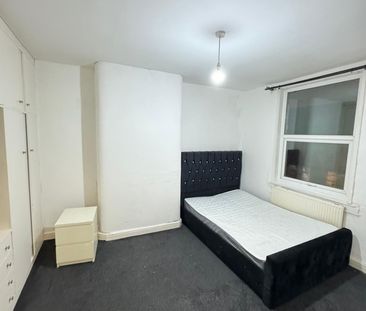 2 Bed Terraced House, Runswick Avenue, LS11 - Photo 4