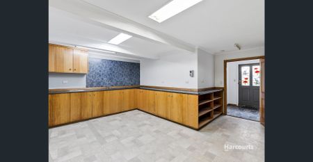 Spacious Family Retreat with water views - Photo 3