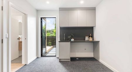 Stunning 4 Bedroom, 2 bathroom with Single Lock up Garage + 1 Dedicated Carpark - Photo 2