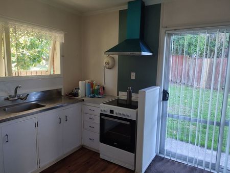 Charming 3BR Pakuranga Townhouse - Photo 2