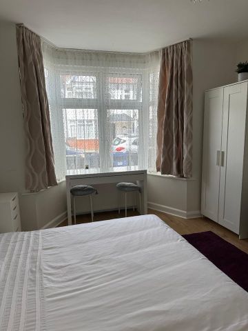 3 Bed Flat, Upton Lane, E7 - Photo 3