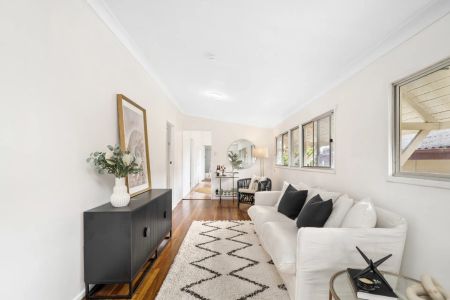 Freshly Updated 3-Bedroom Home in Prime Scarborough Location. Contact Julie Sykes 0438 050 110 - Photo 3