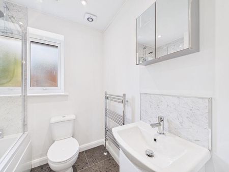 4 bedroom semi-detached house to rent - Photo 2