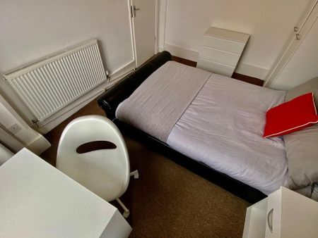 1 bedroom in a house share to rent - Photo 5