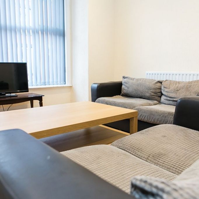 Welton Mount, Hyde Park, Leeds - Photo 1