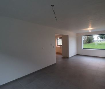 Gerenoveerde woning met 3 slaapkamers, terras met tuin en carport. - Foto 5